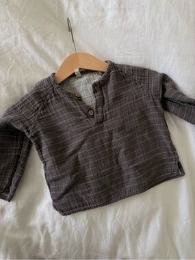 Quincy Mae Long-Sleeve Henley Top in Charcoal